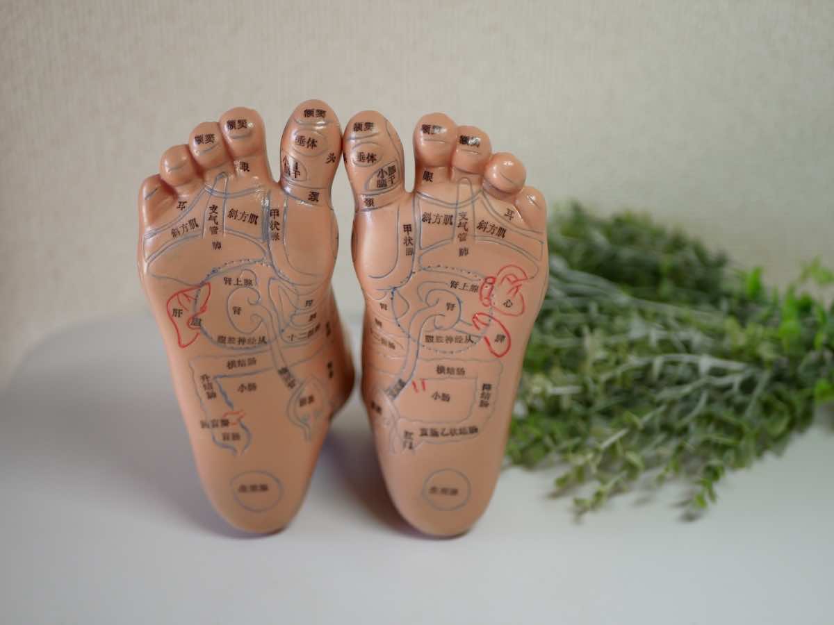足つぼを刺激すると痛い理由は？部位別の不調のサインや効果を解説