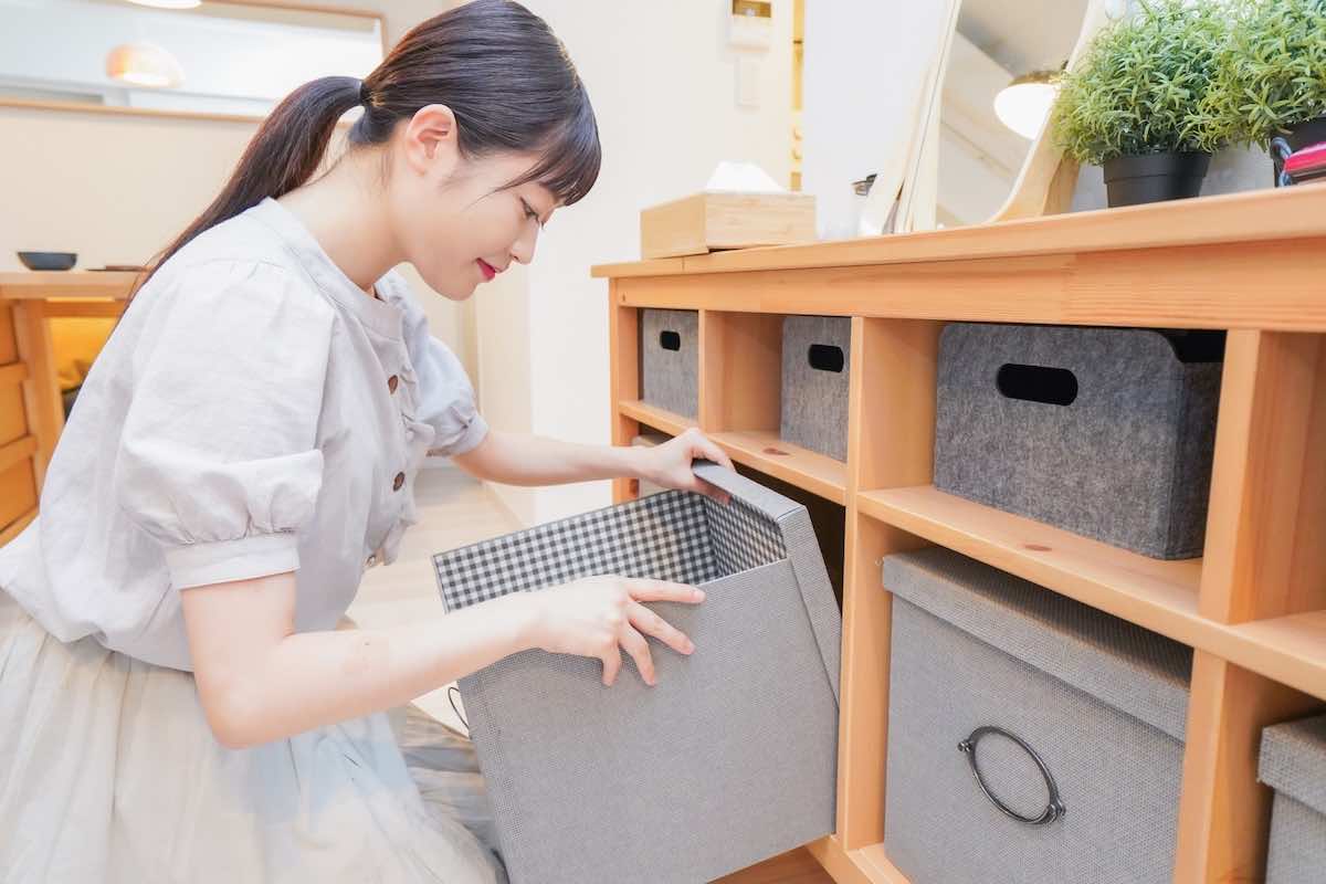 リビング収納アイデア25選｜狭い部屋でもスッキリ片付く収納術