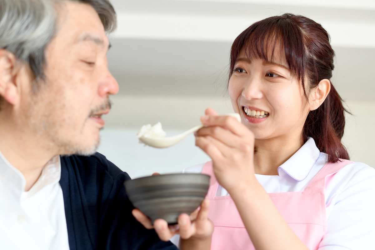 食事介助とは？目的や手順、注意点を解説！