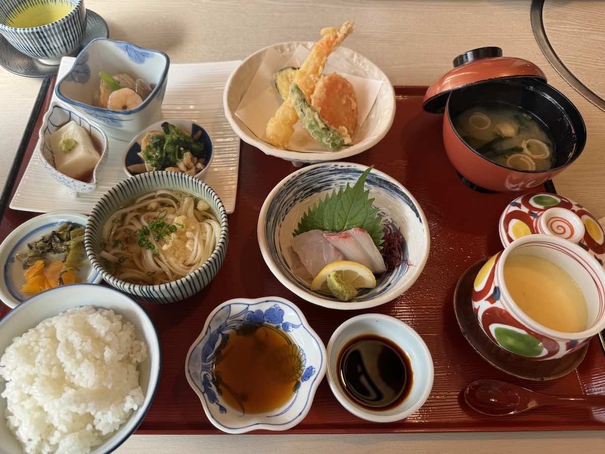 トレーニング前後の食事タイミングは？筋トレ効果を高めるメニューも紹介！